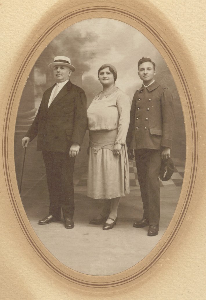 LemireJean15ansEleveCollegeAutunParentsOct1932.jpg